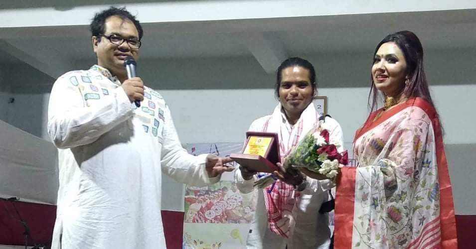 ভারতের আসাম রাজ্যে সম্মাননা পেলেন সাংবাদিক মিশু bissobarta.com