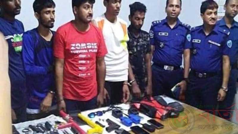 আইএস নাম দিয়ে হামলা করতে আসা ৪ ভারতীয় হিন্দু নাগরিক অস্ত্রসহ আটক bissobarta.com