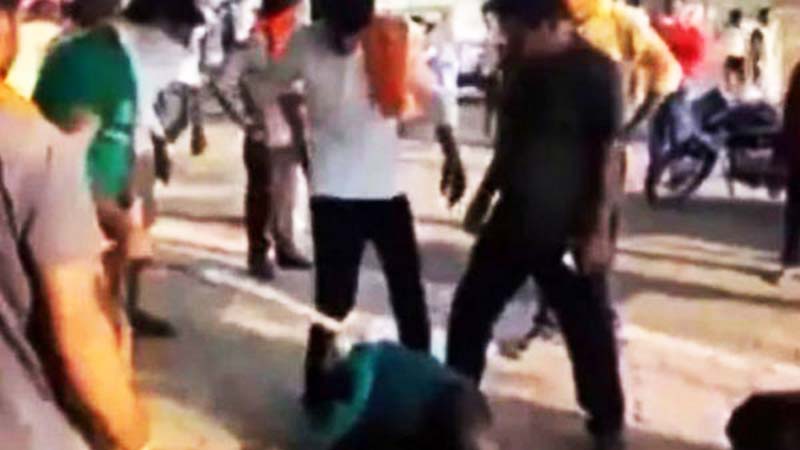 গরুর মাংস নিয়ে যাওয়ার দায়ে মুসলিম দম্পতিকে গাছে বেঁধে মারধোর-ভারত https://bissobarta.com