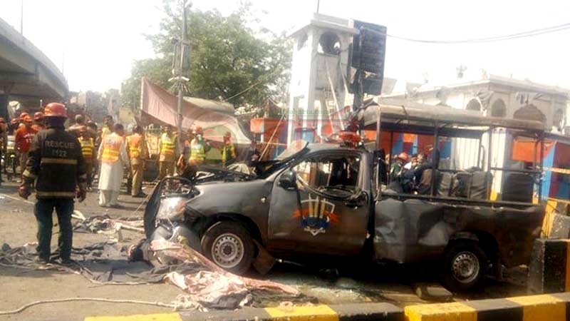 লাহোরে পুলিশের গাড়ি লক্ষ্য করে বিস্ফোরণ – নিহত ৮ bissobarta.com