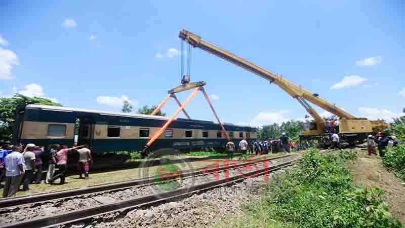 ট্রেন উদ্ধার কাজে রেলওয়ে কর্তৃপক্ষকে সহায়তা করছেন পুলিশ ও বিজিবি ট্রেন উদ্ধার কাজে রেলওয়ে কর্তৃপক্ষকে সহায়তা করছেন পুলিশ ও বিজিবি