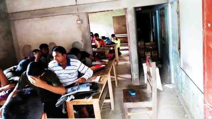 স্কুলের অফিস সহকারী চালাচ্ছেন কোচিং বাণিজ্য