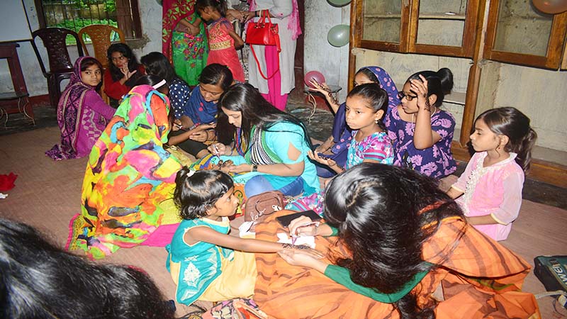 সুবিধাবঞ্চিত শিশুদের নিয়ে মেহেদী রাঙা ঈদ করলো উদ্দীপ্ত তারুণ্য সুবিধাবঞ্চিত শিশুদের নিয়ে মেহেদী রাঙা ঈদ করলো উদ্দীপ্ত তারুণ্য