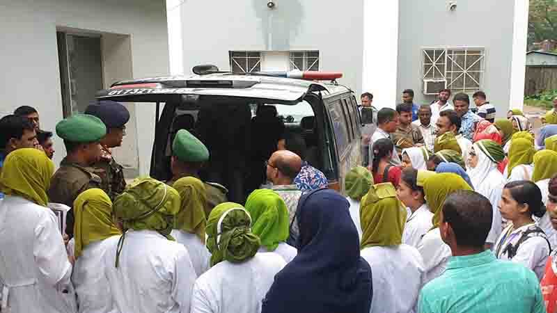 মৌলভীবাজারের কুলাউড়ায় ট্রেন দুর্ঘটনায় নিহত সানজিদার মরদেহ পরিবারের কাছে হস্তান্তর করা হয়েছে সানজিদার মরদেহ পরিবারের কাছে হস্তান্তর করা হয়েছে