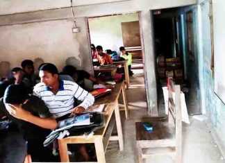 স্কুলের অফিস সহকারী চালাচ্ছেন কোচিং বাণিজ্য স্কুলের অফিস সহকারী চালাচ্ছেন কোচিং বাণিজ্য