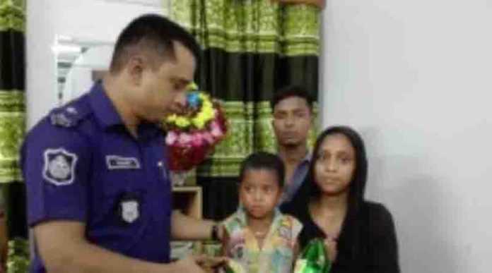নিখোঁজ শিশুকে মা-বাবার হাতে তুলে দিলেন ওসি