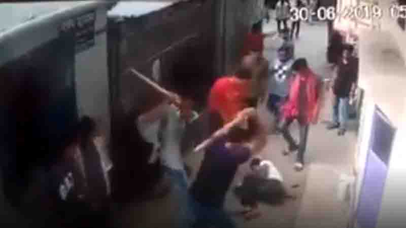 এবার চট্টগ্রামের এক যুবক কে দিন দুপুরে প্রকাশ্য কুপিয়েছে সন্ত্রাসীরা এবার চট্টগ্রামের এক যুবক কে দিন দুপুরে প্রকাশ্য কুপিয়েছে সন্ত্রাসীরা