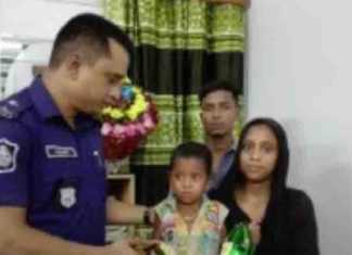 নিখোঁজ শিশুকে মা-বাবার হাতে তুলে দিলেন ওসি নিখোঁজ শিশুকে মা-বাবার হাতে তুলে দিলেন ওসি