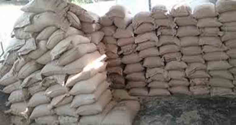 আওয়ামী লীগ নেতার বাড়ি থেকে ত্রাণের ১৩৮ বস্তা চাল উদ্ধার আওয়ামী লীগ নেতার বাড়ি থেকে ত্রাণের ১৩৮ বস্তা চাল উদ্ধার