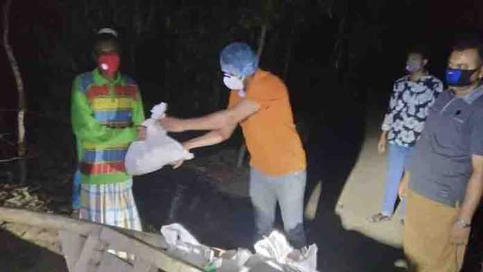 খাদ্য সামগ্রী নিয়ে অসহায়দের পাশে এএসপি