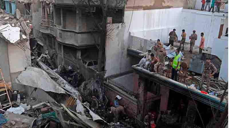 পাকিস্তানের বিমান দুর্ঘটনায় ৯৭ জনের মৃত্যু পাকিস্তানের বিমান দুর্ঘটনায় ৯৭ জনের মৃত্যু