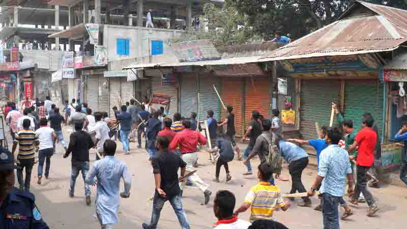 ঈদের আগের দিন রাতে তোরণ নির্মাণকে কেন্দ্র করে আওয়ামী লীগের দুই গ্রুপের সংঘর্ষে এক জন নিহত ঈদের আগের দিন রাতে তোরণ নির্মাণকে কেন্দ্র করে আওয়ামী লীগের দুই গ্রুপের সংঘর্ষে এক জন নিহত