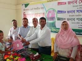 কমলগঞ্জে মকবুল আলী উচ্চ বিদ্যালয়ে শিক্ষার্থীদের মধ্যে বিনামূল্যে স্কুল ড্রেস ও শিক্ষা উপকরণ বিতরণ কমলগঞ্জে মকবুল আলী উচ্চ বিদ্যালয়ে শিক্ষার্থীদের মধ্যে বিনামূল্যে স্কুল ড্রেস ও শিক্ষা উপকরণ বিতরণ