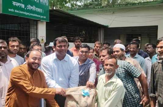 কমলগঞ্জে ধান উৎপাদন বৃদ্ধির লক্ষে ক্ষুদ্র ও প্রান্তিক কৃষকদের মাঝে বীজ ও সার বিতরণ কমলগঞ্জে ধান উৎপাদন বৃদ্ধির লক্ষে ক্ষুদ্র ও প্রান্তিক কৃষকদের মাঝে বীজ ও সার বিতরণ